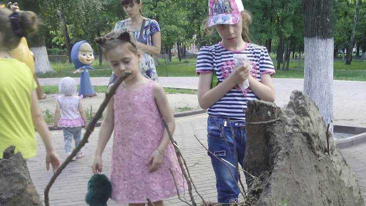 В Брянском парке Железнодорожников дерево рухнуло на детскую площадку