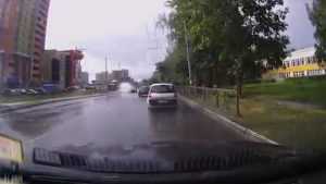 В Брянске водитель Audi устроил грязный душ пешеходам