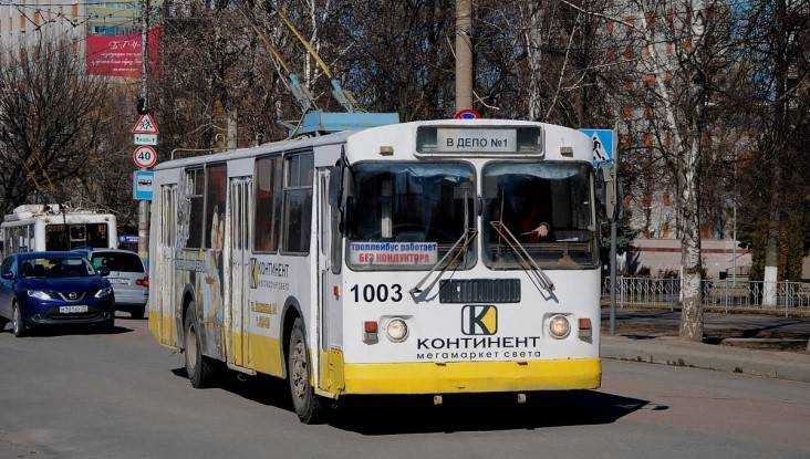В центре Брянска 57-летняя пассажирка троллейбуса сломала ногу