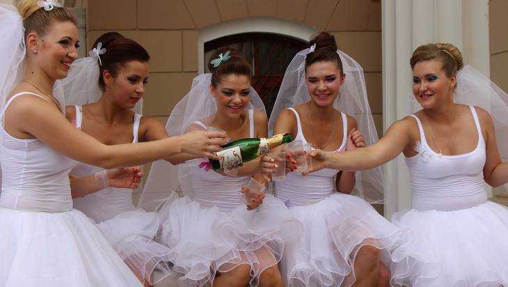 В Брянске прошел озорной парад невест