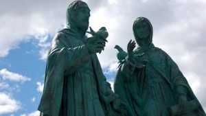 В Брянской области установили памятник Петру и Февронии Муромским