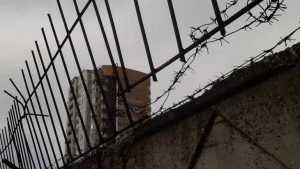 В Брянске «элитный» дом окружили колючей тюремной проволокой