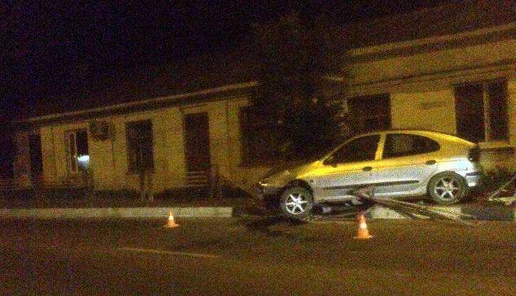 В Брянске ночью водитель снес забор и вылетел на тротуар