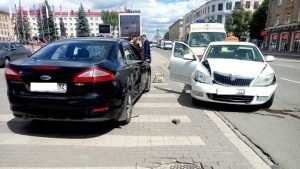 В Брянске на площади Ленина столкнулись «Городское такси»  и «Форд»