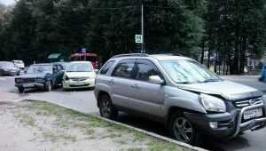 В Брянске на Смоленском шоссе автомобили обменялись жесткими ударами