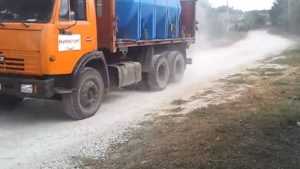 После ремонта дороги жители брянской деревни задохнулись в пыли