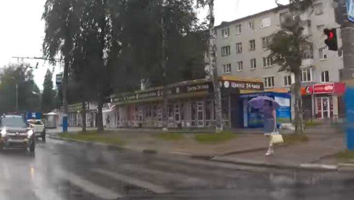 В Брянске сняли видео опасного выезда «Рено» на перекресток