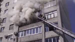 В Брянске 8 человек спасли от удушья из-за пожара в квартире гуляк