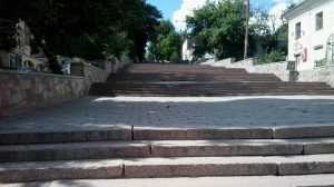 В Брянске приступили к ремонту лестницы на бульваре Гагарина