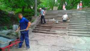 В Брянске поправили пляжную лестницу, где депутаты едва не переломали ноги 