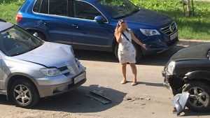 В Брянске дама и водитель внедорожника нанесли друг другу удары