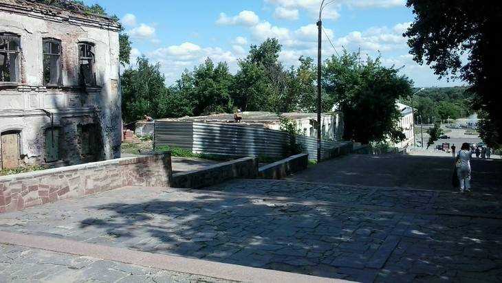 В Брянске началась реконструкция разрушенной лестницы на бульваре Гагарина