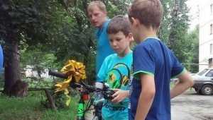 Спасенному под Брянском 8-летнему Кириллу подарили новый велосипед