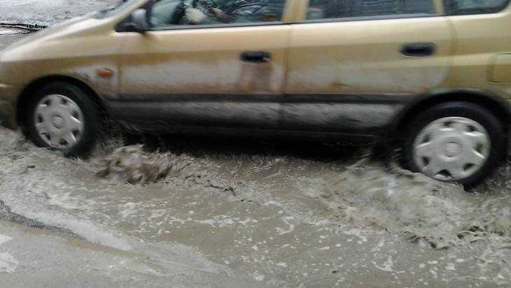 В Брянске сняли видео ошеломительного потопа на улице Пушкина