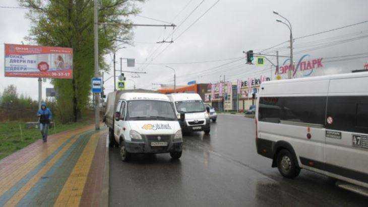 В Брянске возле «Аэропарка» автобус «уронил» пенсионерку и скрылся