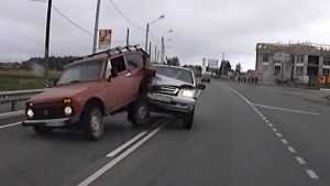 В Карачеве сняли видео устрашающего тарана автомобилей