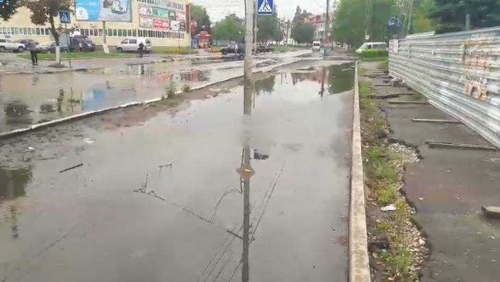В Брянске сняли видео затопленного после дождя нового тротуара