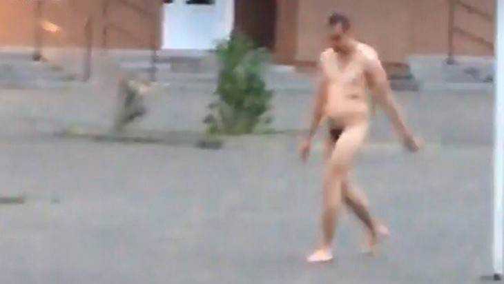 Жителей Клинцов удивил гулявший по городу голый мужчина