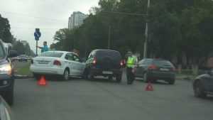 В Брянске автомобиль судебных приставов попал в аварию