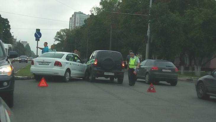 В Брянске автомобиль судебных приставов попал в аварию