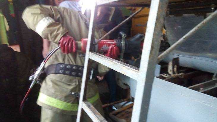 Брянские пожарные спасли работницу пекарни, угодившую в тестоделитель