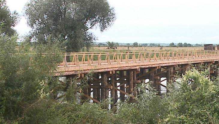 В Трубчевском районе за месяц построили деревянный мост через Десну