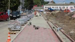 В Семеновском сквере Брянска уложили плиткой первый тротуар