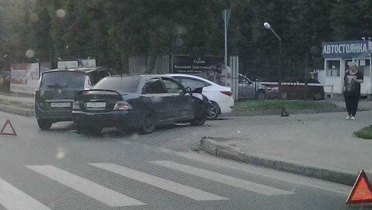 В знойном Брянске столкнулись сразу три автомобиля