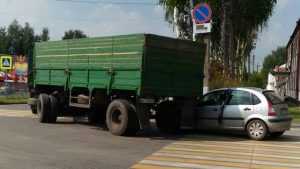 В Карачеве на пешеходных переходах легковушка догнала грузовик