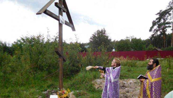 В брянском посёлке Свень освятили поклонный крест на месте будущего  храма