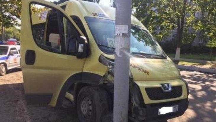 В Брянске водитель маршрутки скончался за рулем и врезался в столб