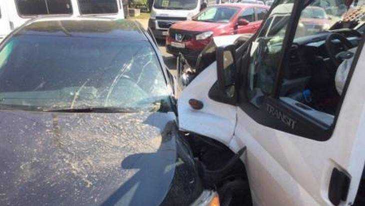 При столкновении маршрутки и Toyota Camry в Брянске пострадала женщина