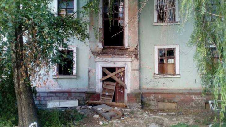 Общественники потребовали закрыть доступ в опасный дом в центре Брянска