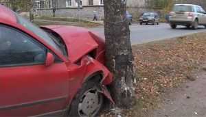 В Брянске молодой водитель иномарки врезался в дерево и разбил голову