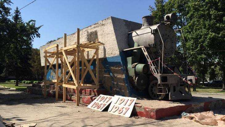В Брянске начали реставрировать памятник паровозу