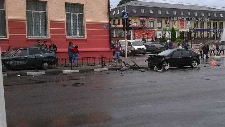 В Клинцах автомобиль ВАЗ сокрушил ограждение и выскочил на тротуар