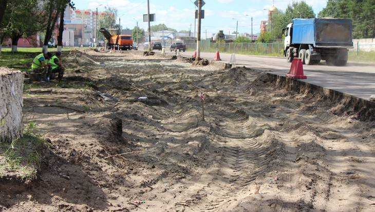 В Брянске начали ремонт двухкилометровой дороги на улице Чернышевского