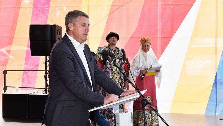Брянский губернатор Богомаз спел на Свенской ярмарке о земле