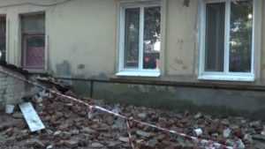 В Брянске на улице Калинина обрушилась часть стены «немецкого» дома