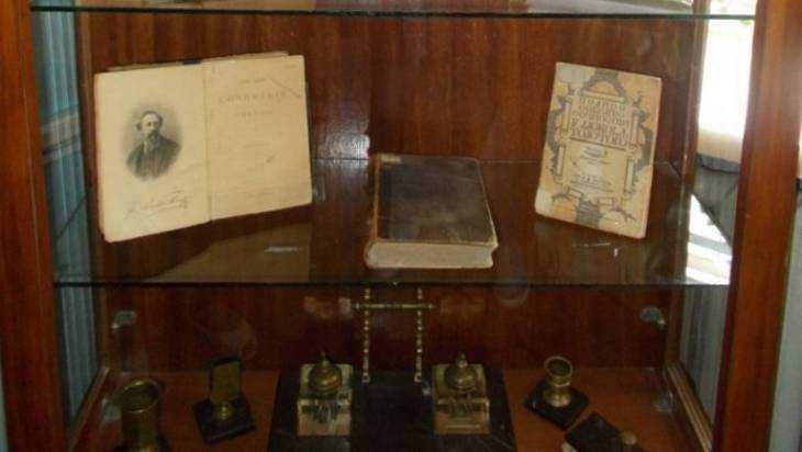 В брянской усадьбе Тютчева представили редкие издания книг Толстого