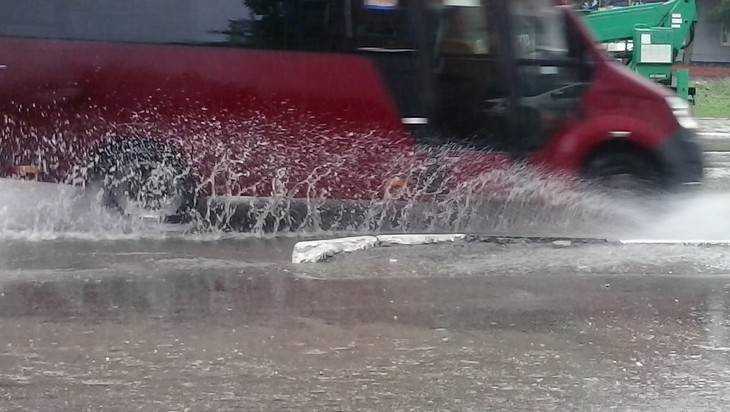 В Брянске улицы Бежицкого района ушли под воду после ливня