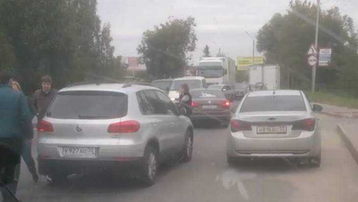 В Брянске сняли видео столкновения трех машин на «горке нищих»