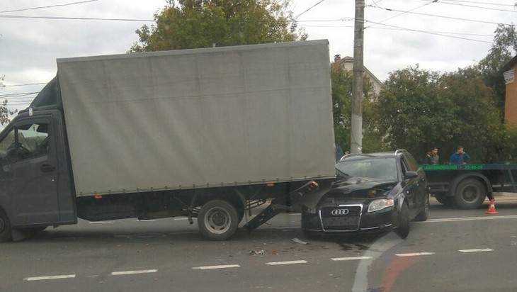 В Брянске торопливого водителя Audi забросило под фургон