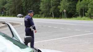 На дорогах брянские приставы арестовали у водителей камеры и телефоны