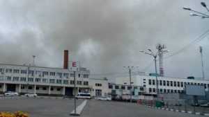 Станцию Брянск-I заволокло дымом от пожара на складе на улице Никитина