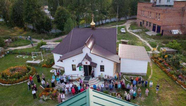 В Дятькове строящийся храм во имя Сергия Радонежского украсили куполом