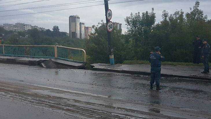 В Брянске на Черметовском мосту образовался страшный провал тротуара