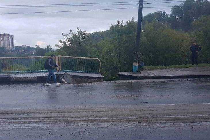 Опубликовано видео провала на Черметовском мосту в Брянске