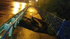 Провал асфальта на Малыгинском мосту в Брянске засыпали землей