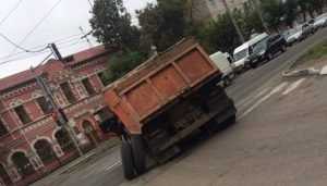 В Брянске возле БУМа грузовик потерял колесо